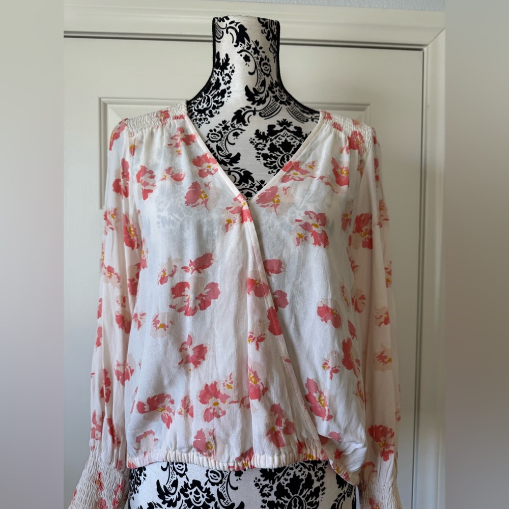 3/$15. NWT: SANCTUARY wrap top. Size Small